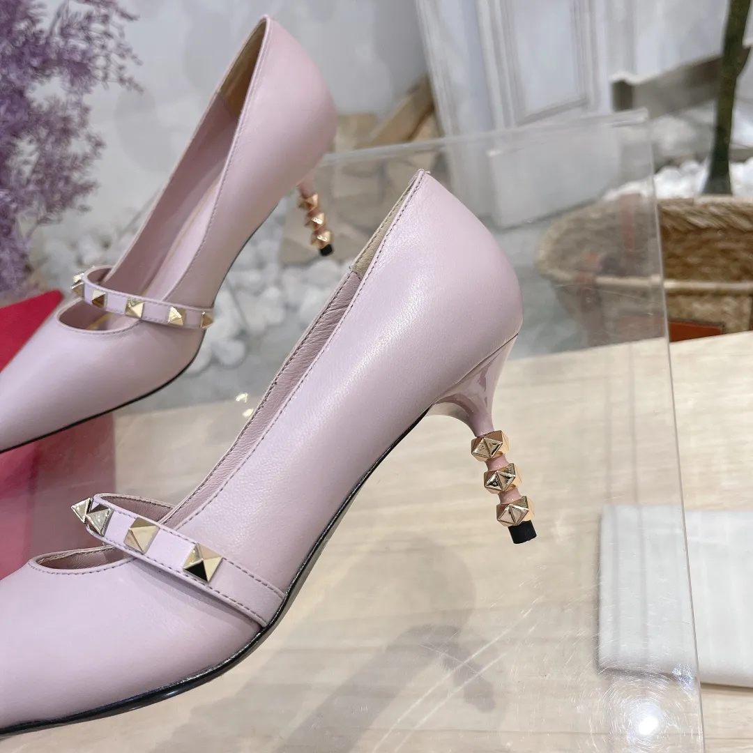 💕💕Factory direct selling price p440💕💕 Genuine leather sole +40 🆕Valentino. Valentino👑👑Latest series in the counter, the highest version, perfect details, very eye-catching catwalk series launched, V family’s hot rivet elements, luxurious and gorgeous! Various colors can be matched with beautiful clothes in spring and summer. There are many choices🎉🎉Exquisite and durable. It is copied at 1:1 of the original product. The upper foot is very pedicure-like. The key point is that it is very good and easy to control. It does not grind the feet and does not tire the feet. It is a walking artifact. The last shape is completely compared to the counter. The details are perfect. Without the original version, it would not be so exquisite! (Note! The heel shape and height are exclusively molded according to the original version, and are not randomly substituted by the market🐂) The color and texture of the fasteners are consistent with the original version! 🔺Fabric: Imported sheepskin, 🔺Lining: According to the original high-gloss imported sheepskin lining 🔺6 colors to choose from: black ➕black belt, black ➕white belt, pink, burgundy, white, apricot 🔺Number of yards: 35 to 42 yards (42 yards are not exchanged) 🔺Heel height: 7cm Rubber sole Genuine leather sole +40